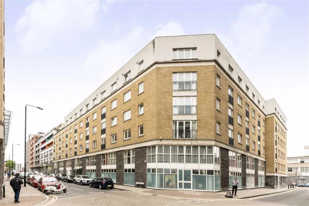 Flat Plumbers Row in Greater London