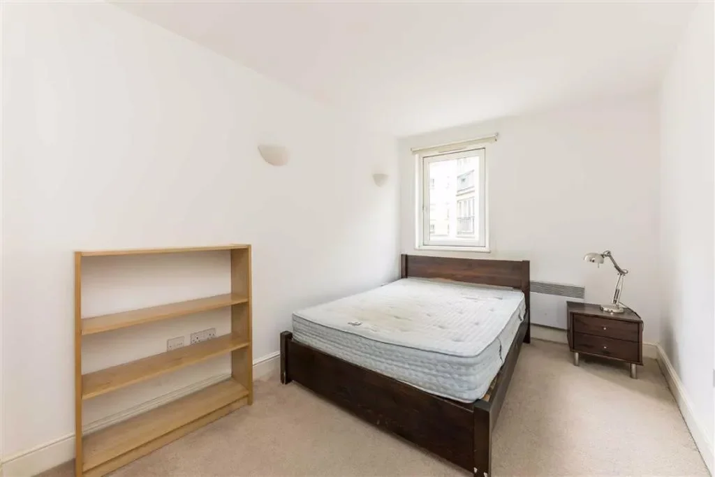 Flat Plumbers Row in Greater London