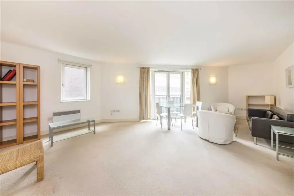 Flat Plumbers Row in Greater London