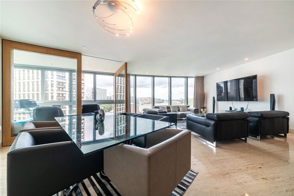 Flat Nine Elms Lane in Greater London