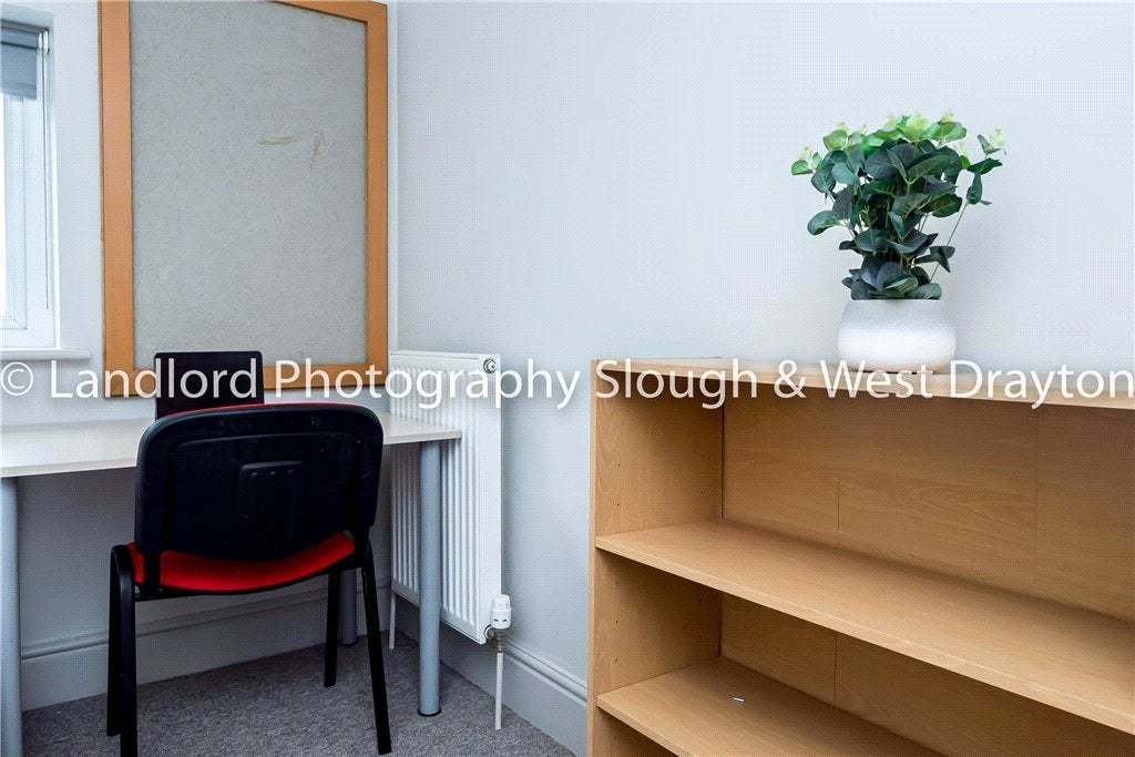 Room Broomfield in Guildford