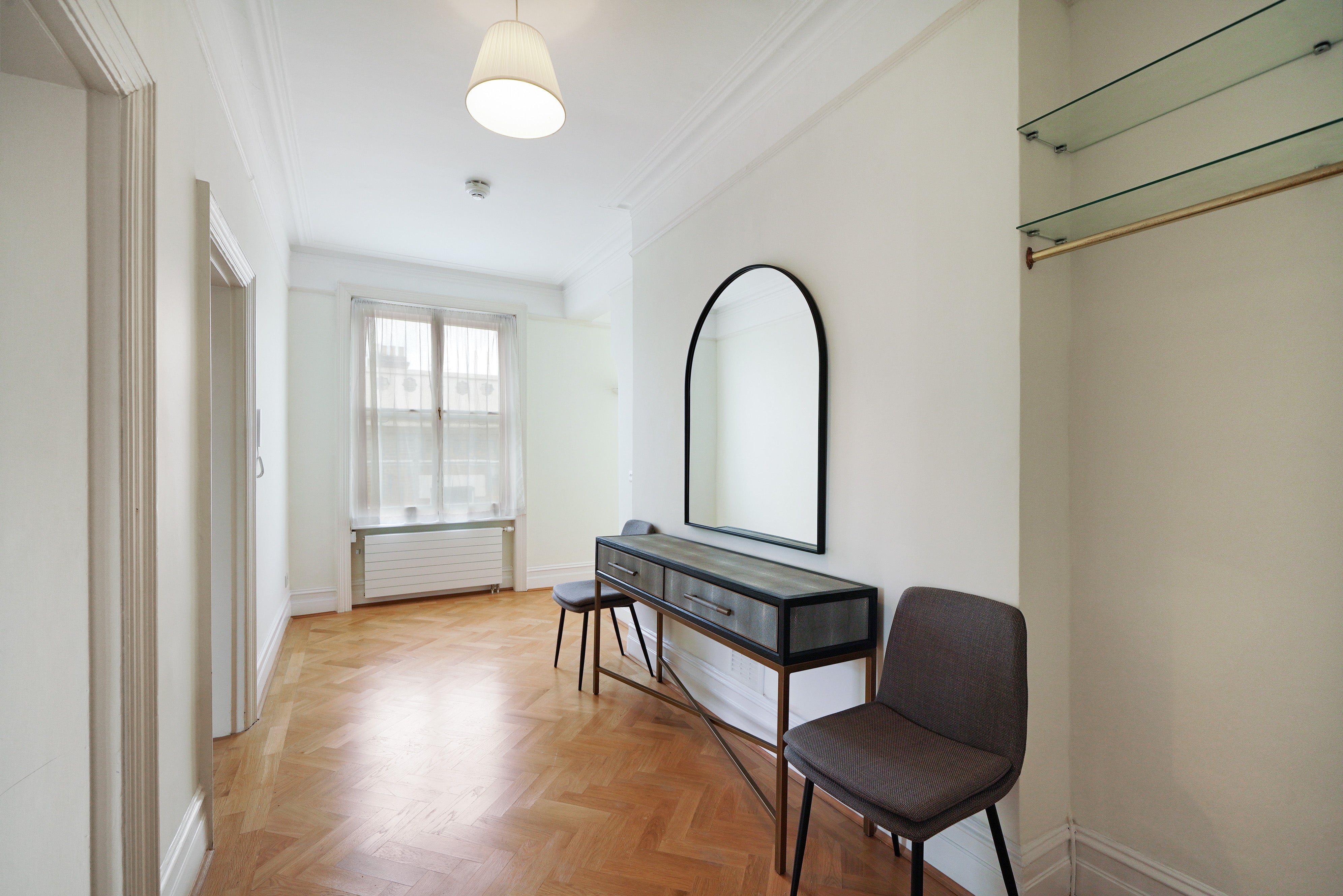 Flat Holland Park Gardens in Greater London