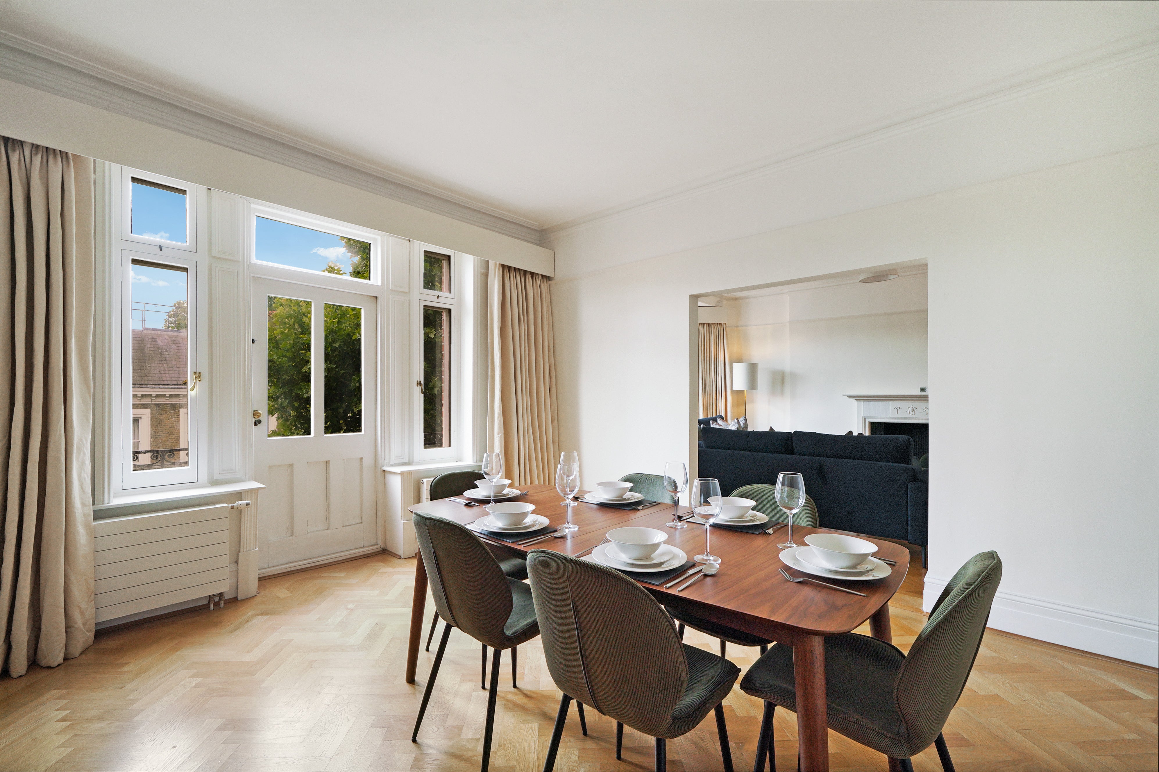 Flat Holland Park Gardens in Greater London