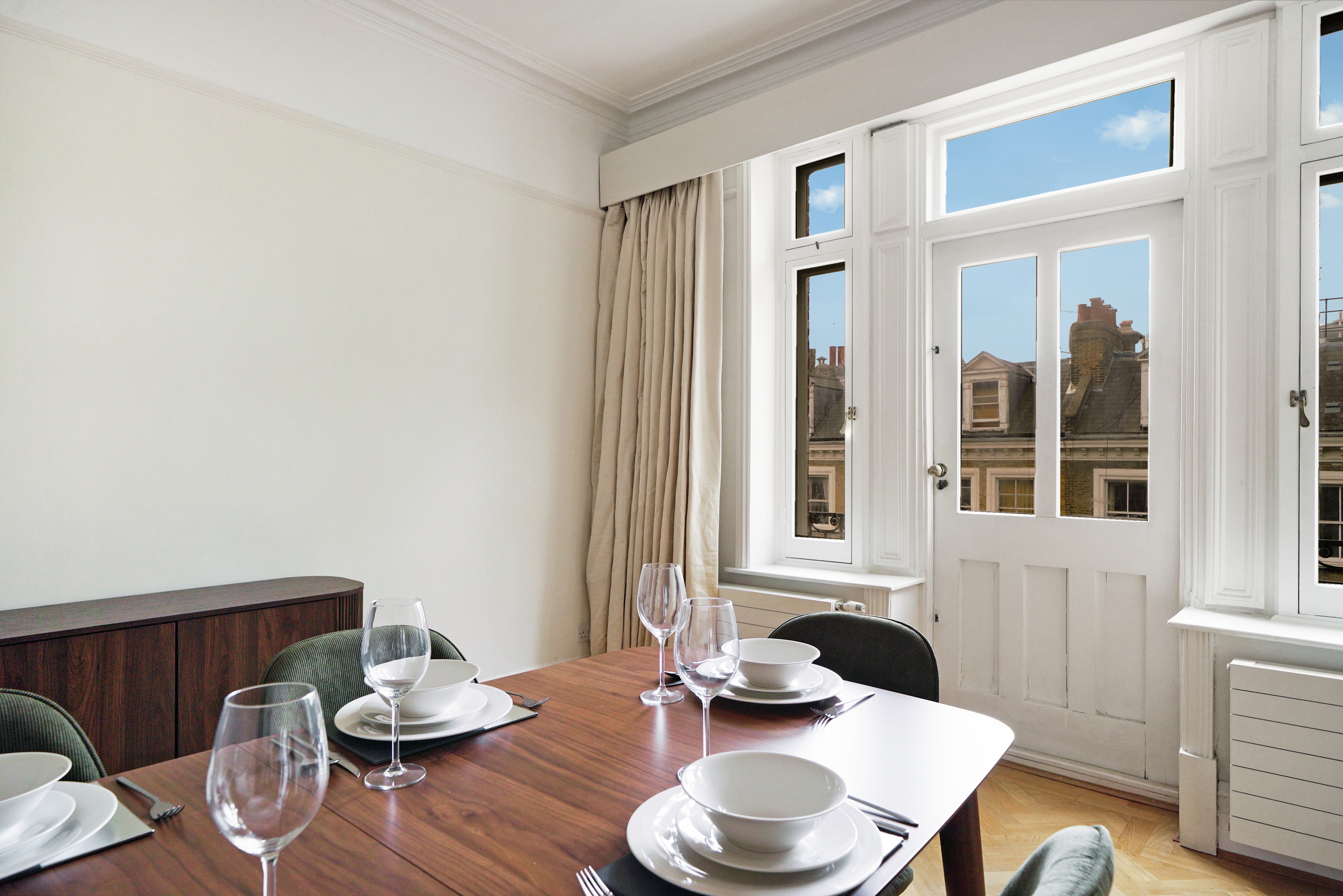 Flat Holland Park Gardens in Greater London