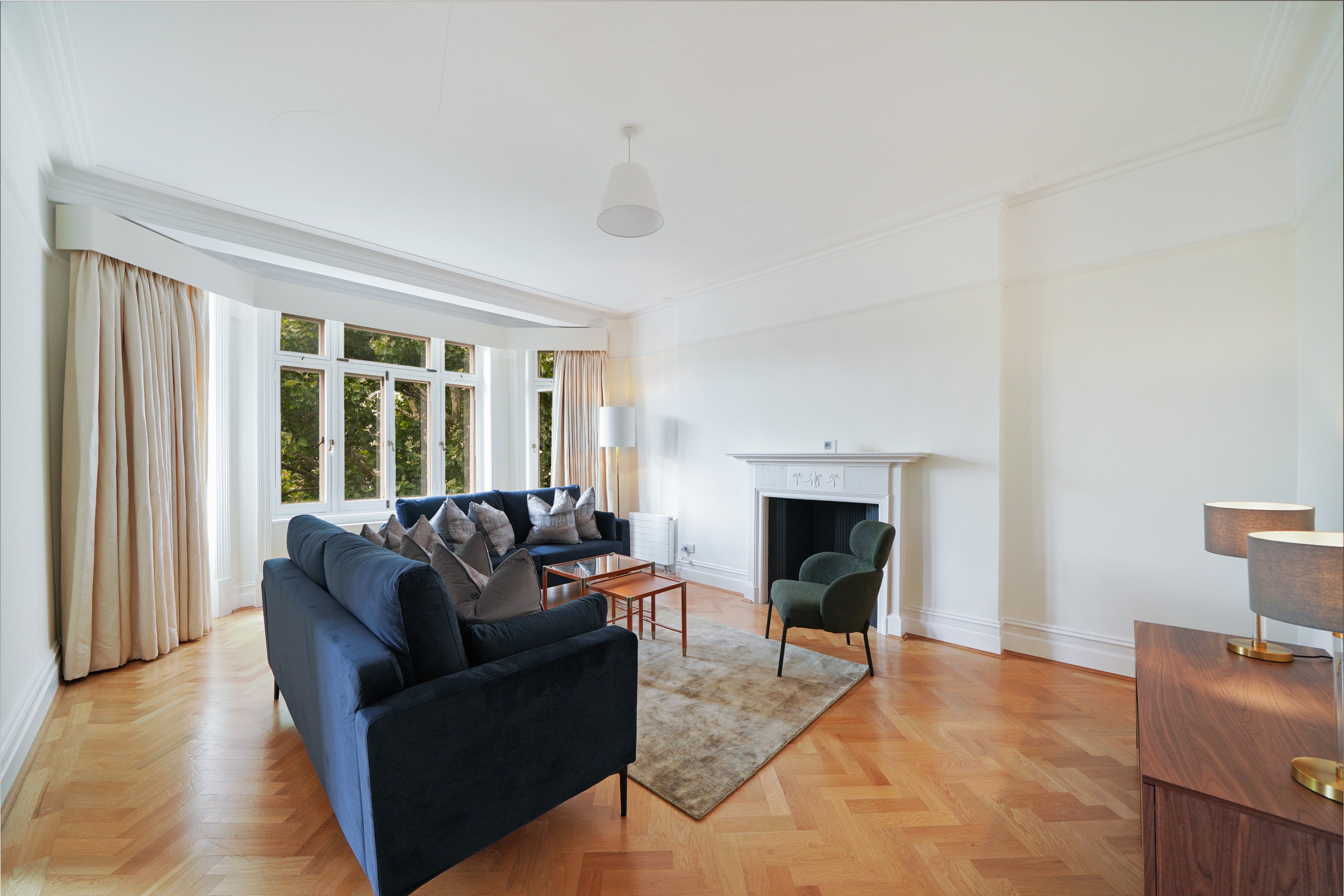Flat Holland Park Gardens in Greater London