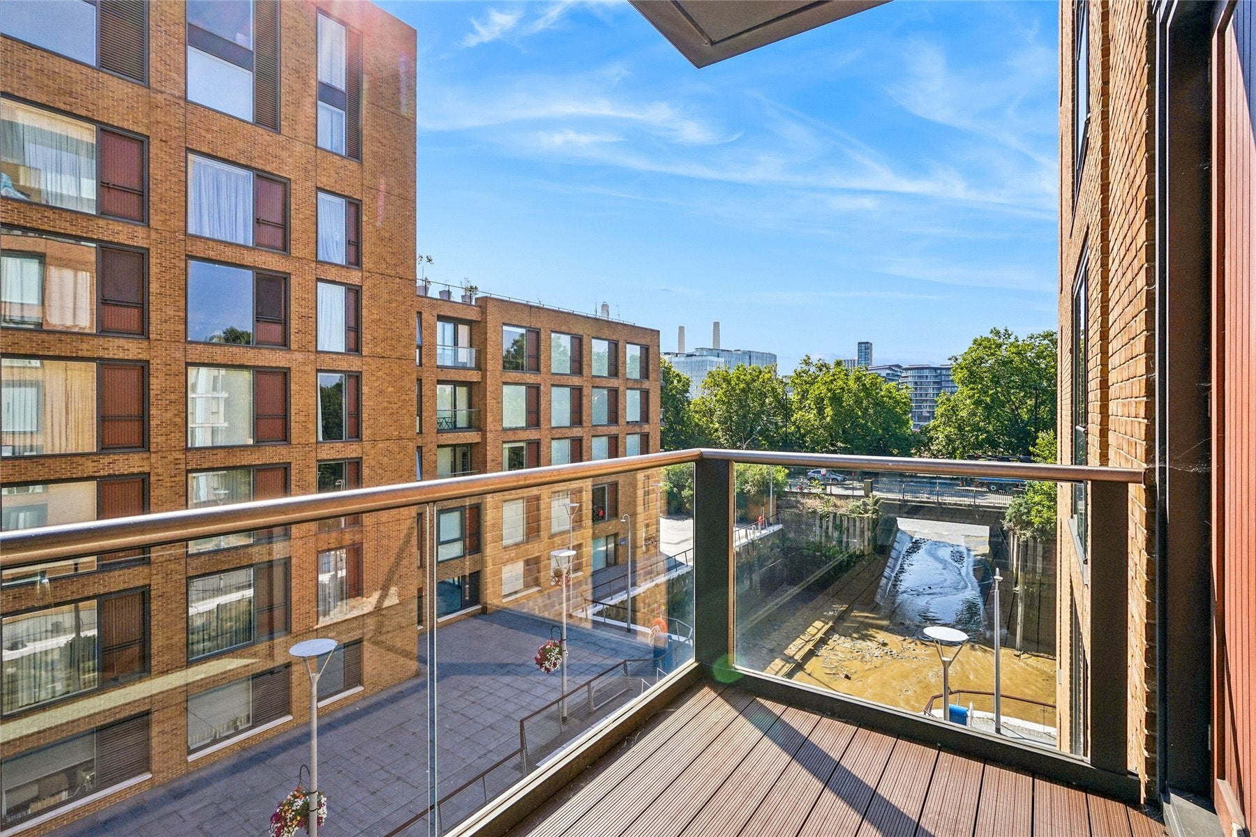 Flat Gatliff Road in City of Westminster