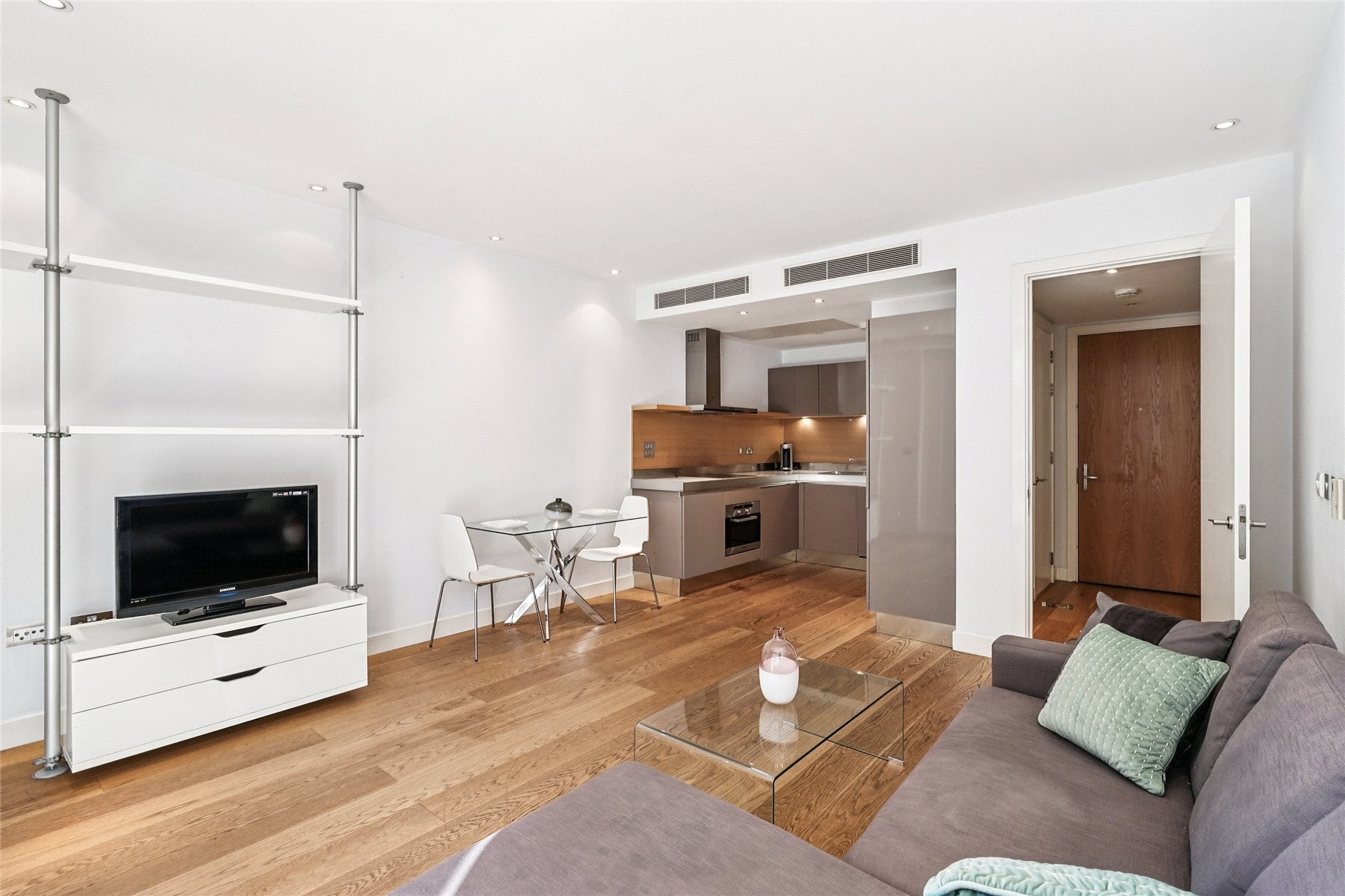Flat Gatliff Road in City of Westminster