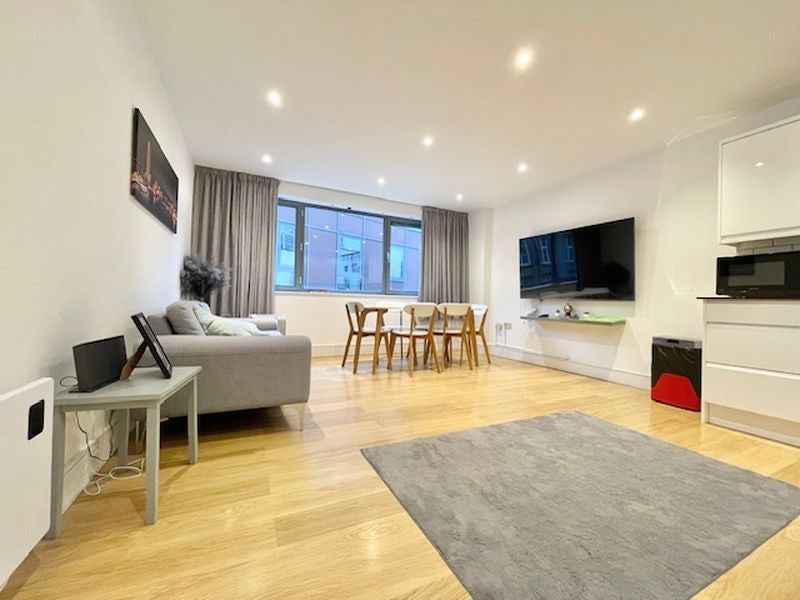 Flat Bermondsey Street in Greater London