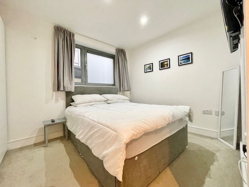 Flat Bermondsey Street in Greater London
