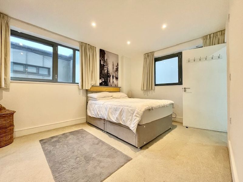 Flat Bermondsey Street in Greater London