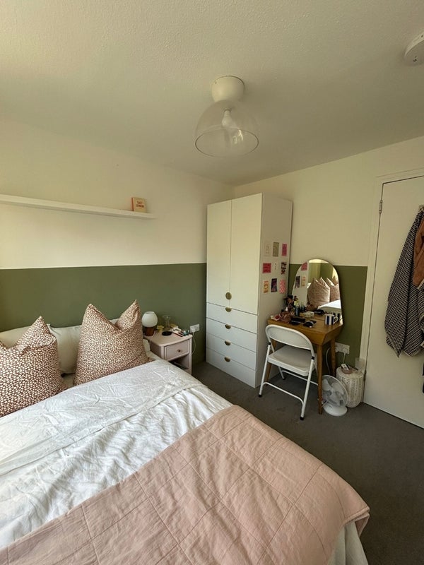 Room Royal Mint Street in Greater London