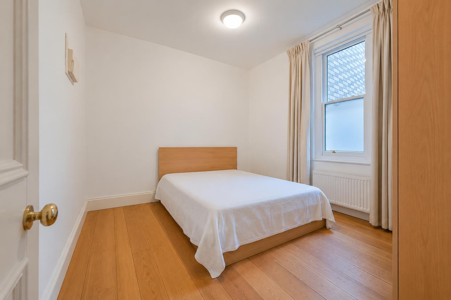 Flat Ridgmount Gardens in Greater London