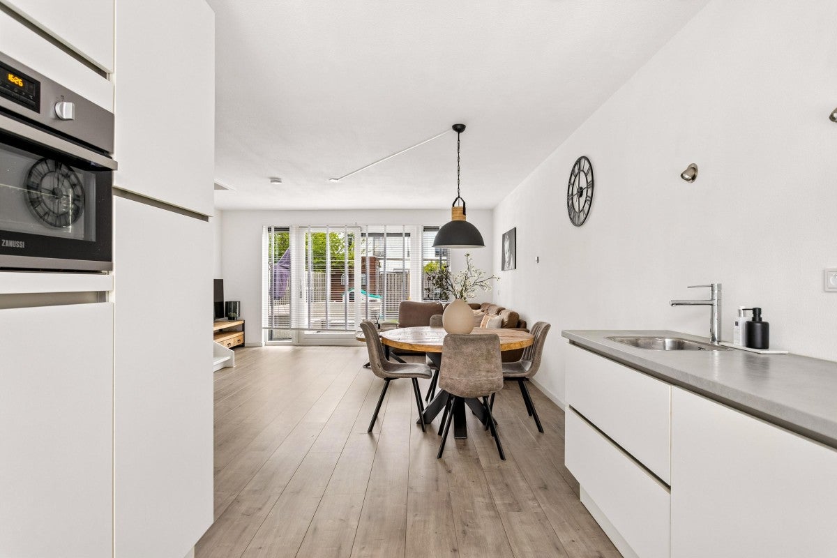 Tussenwoning te koop: Tante Pollewopstraat 32, Almere