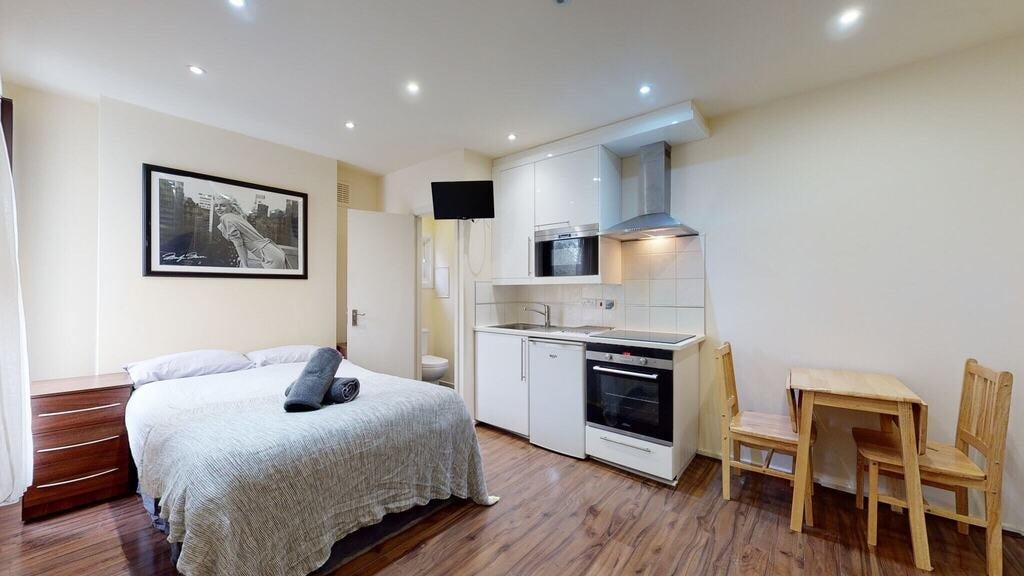 Flat Cranhurst Road in Greater London