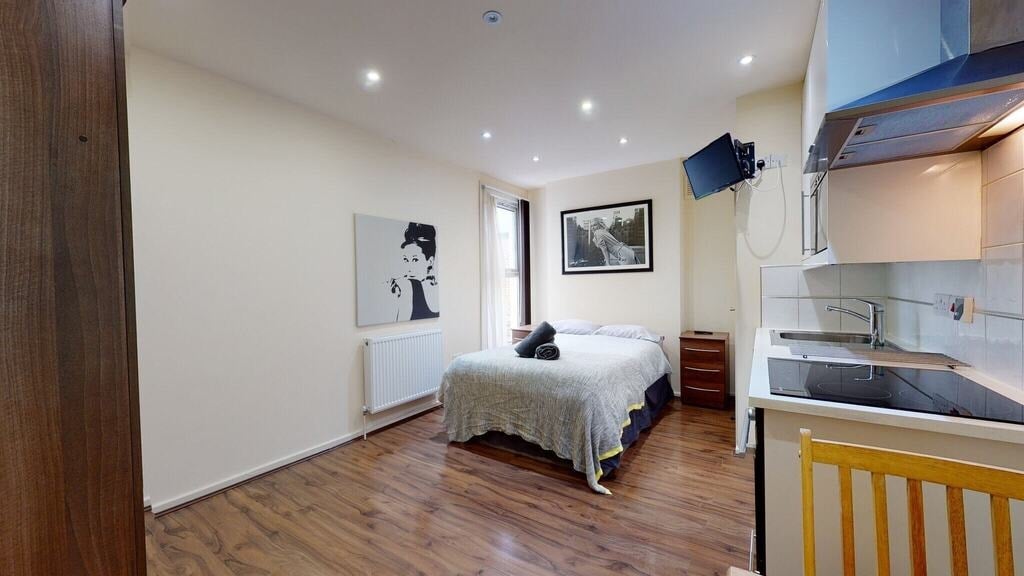 Flat Cranhurst Road in Greater London