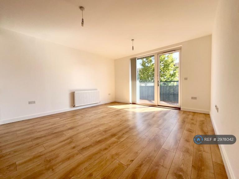 Flat Gulderose Road in Greater London
