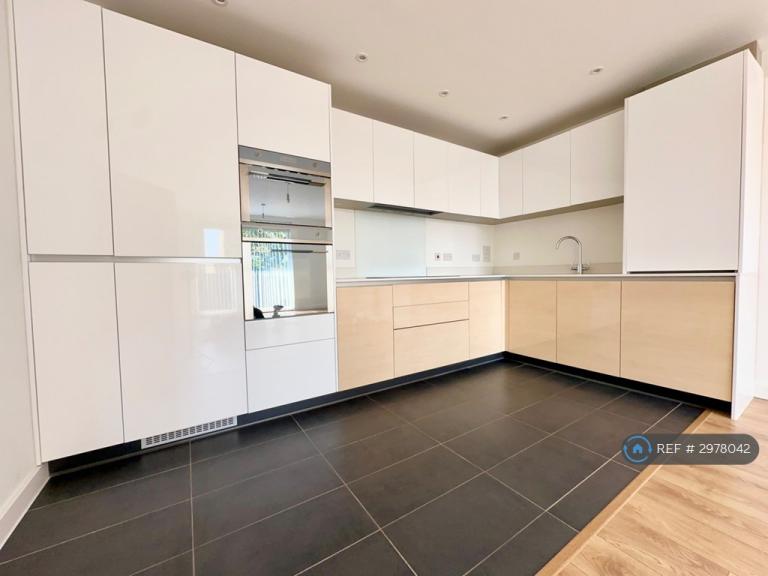 Flat Gulderose Road in Greater London