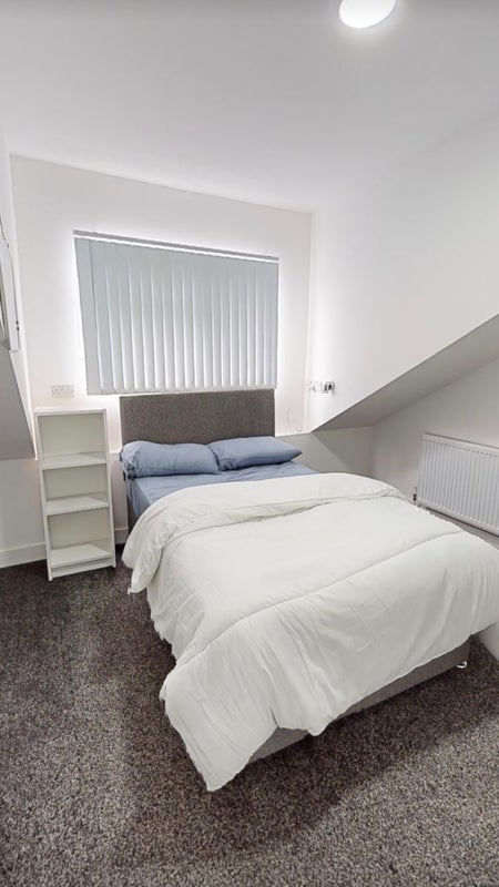 Room Heeley Road in Birmingham
