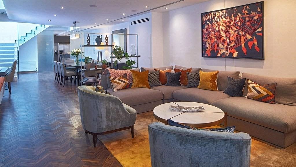 Flat Cheval Place in Greater London