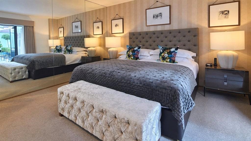 Flat Cheval Place in Greater London