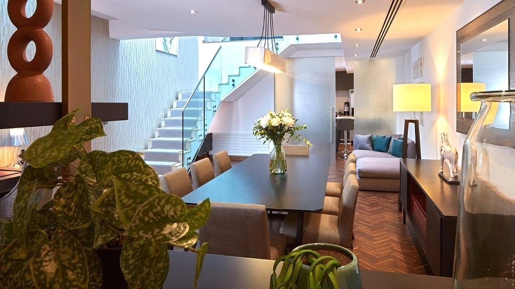 Flat Cheval Place in Greater London