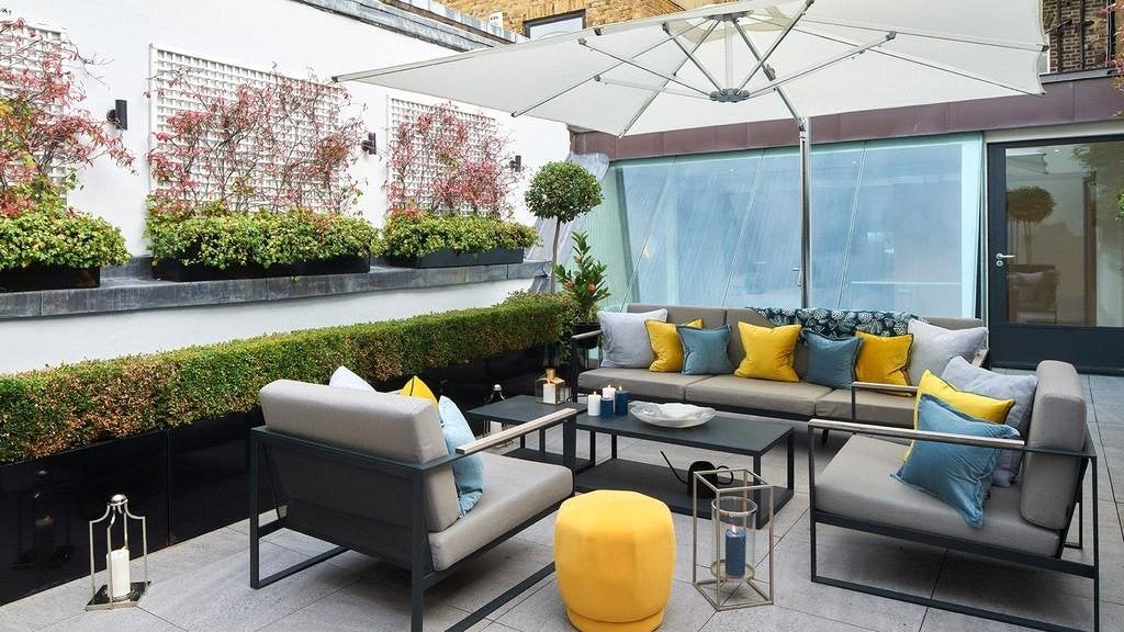 Flat Cheval Place in Greater London