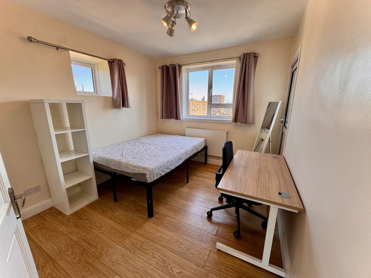 Flat Cumberland Market in Greater London