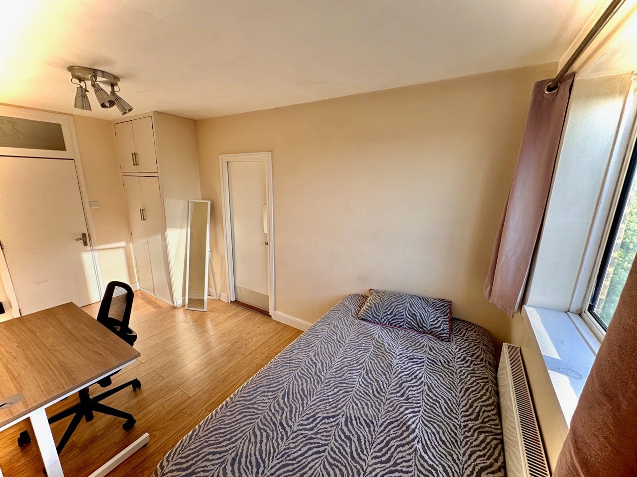 Flat Cumberland Market in Greater London