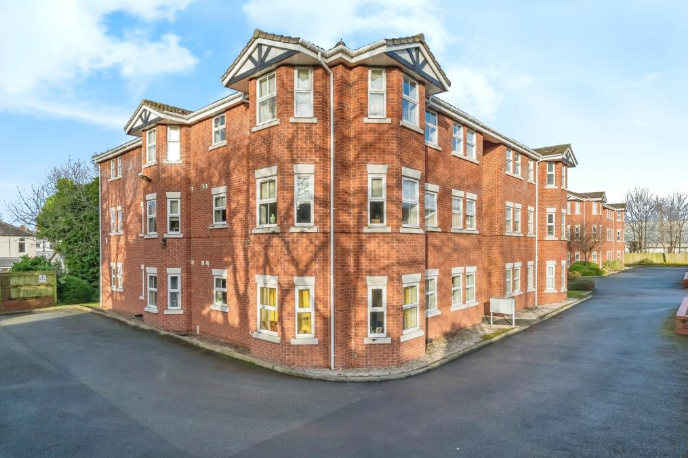 Flat Ashfield Gardens in Warrington