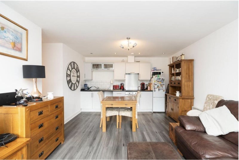 Flat Mount Pleasant Hill in Greater London