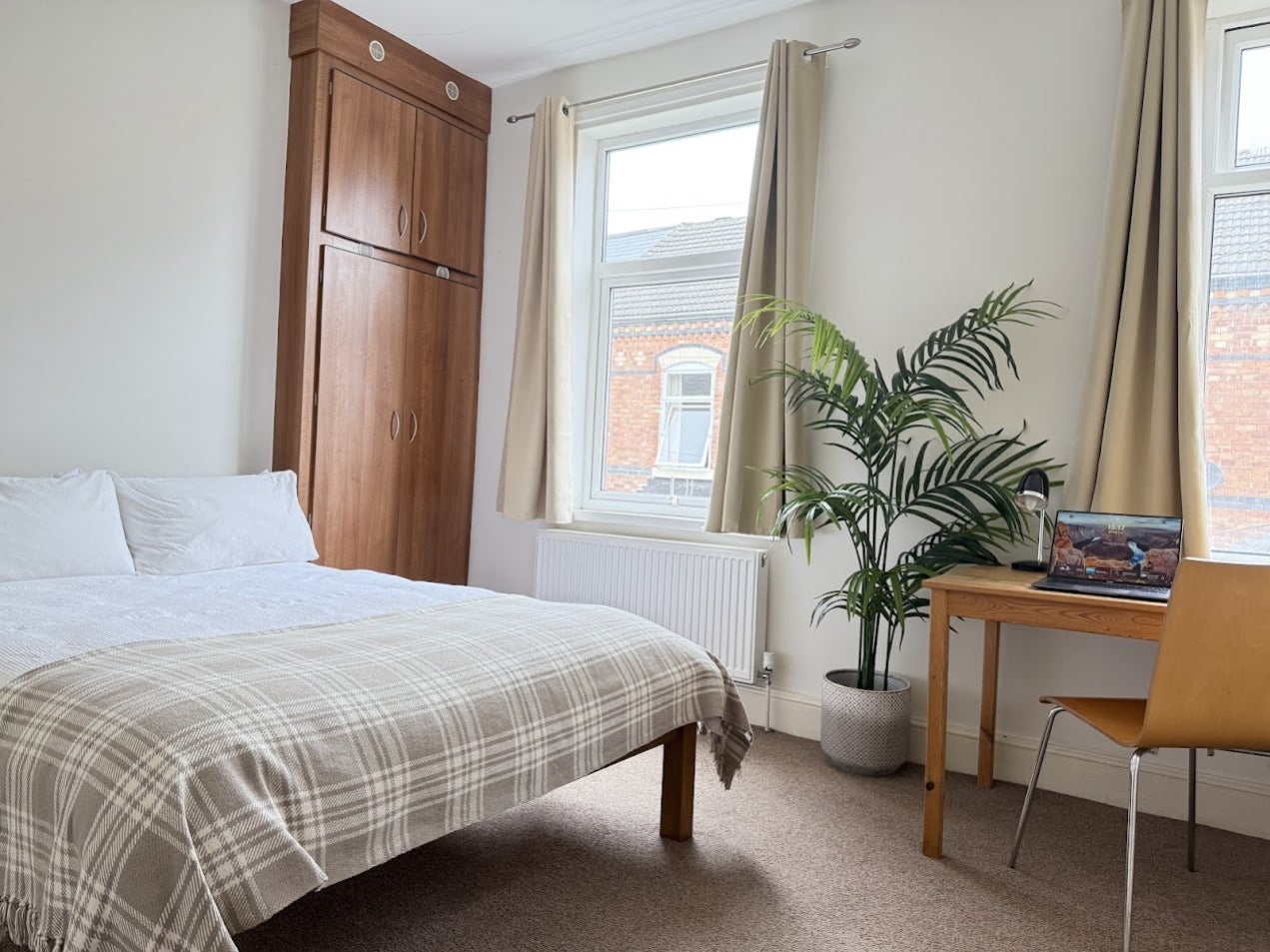 Room Tudor Grove in Nottingham
