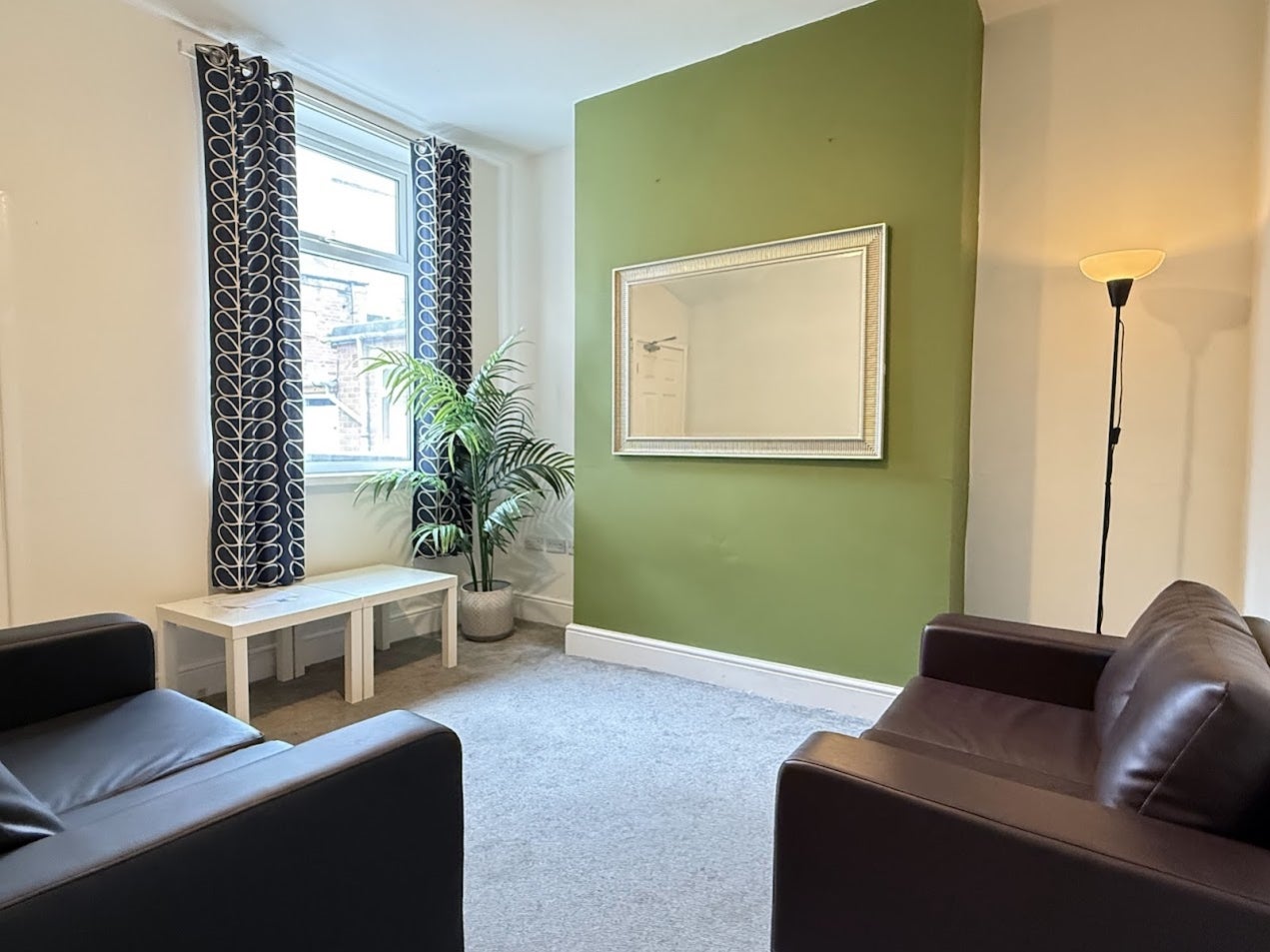 Room Tudor Grove in Nottingham