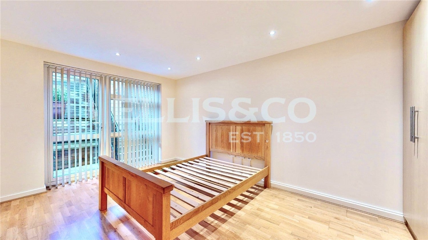 House Nettleden Avenue in Greater London