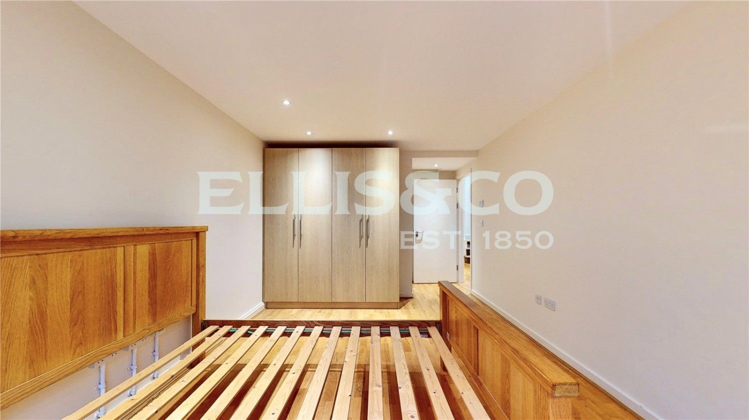 House Nettleden Avenue in Greater London