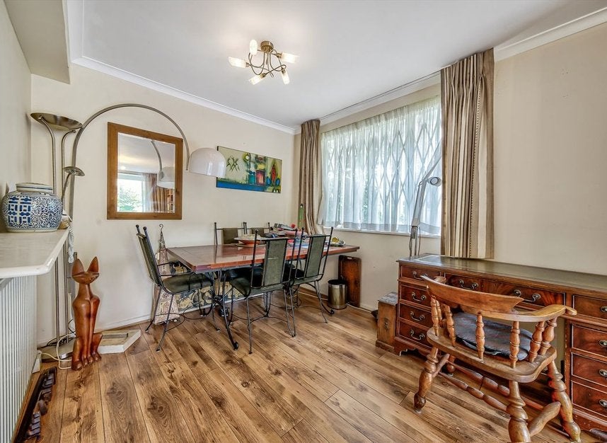 Flat Eton Avenue in Greater London