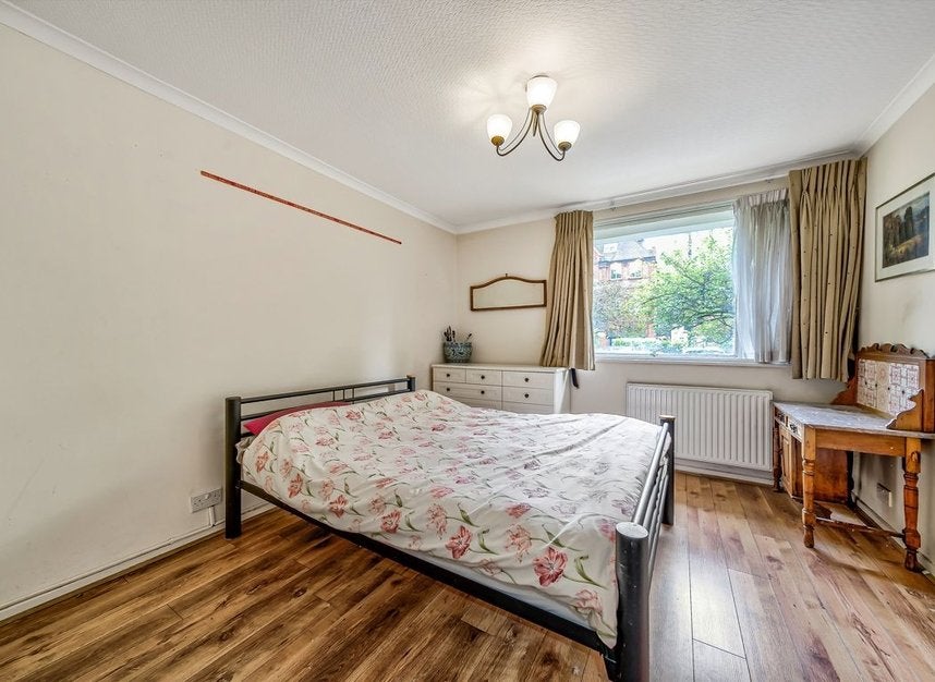 Flat Eton Avenue in Greater London