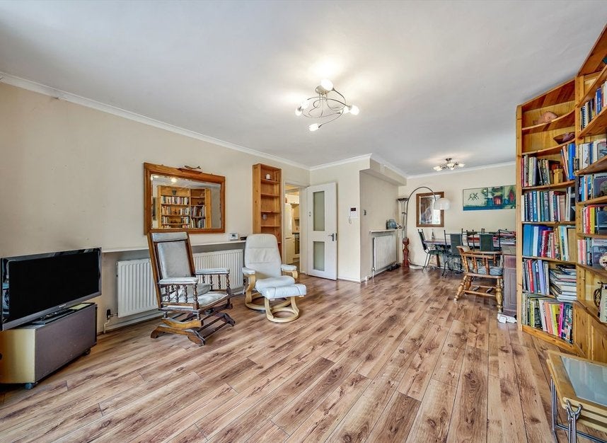 Flat Eton Avenue in Greater London