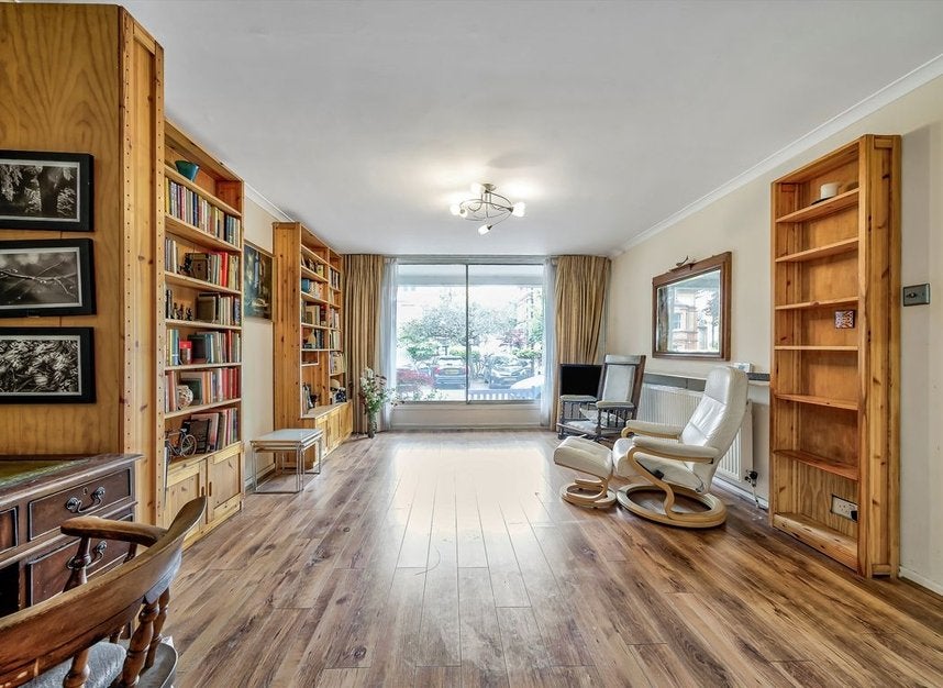 Flat Eton Avenue in Greater London