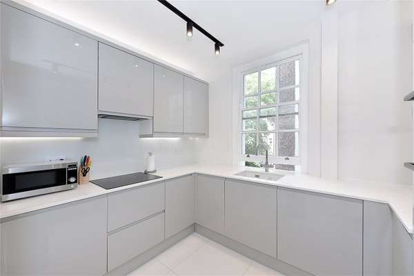 Flat Elm Tree Road in City of Westminster