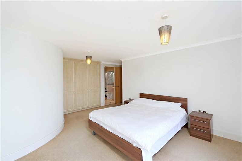 Flat Chiswick High Road in Greater London