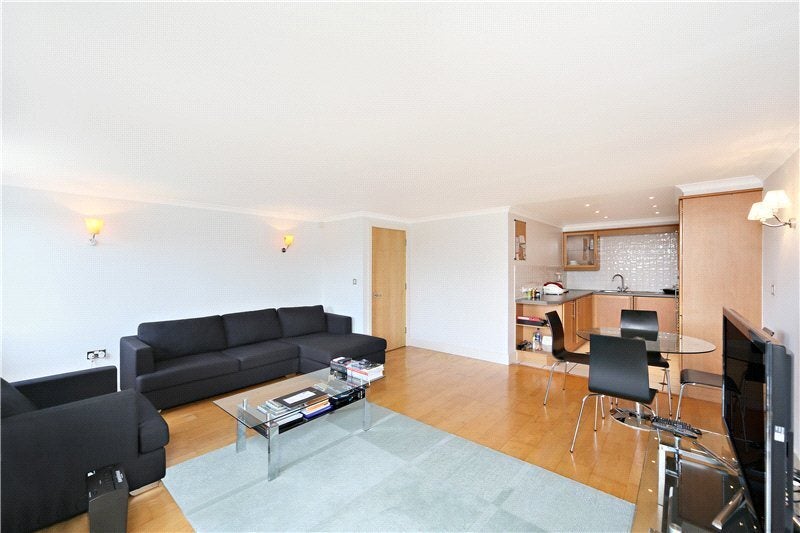 Flat Chiswick High Road in Greater London