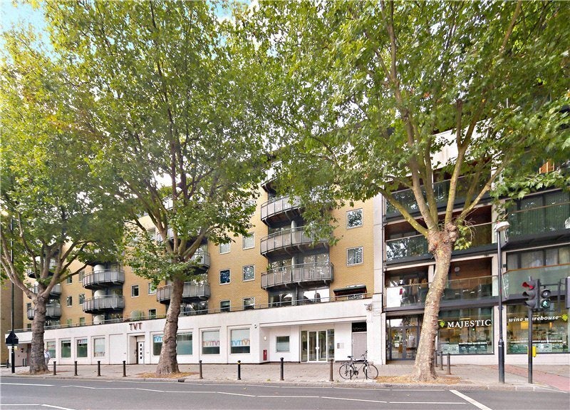Flat Chiswick High Road in Greater London