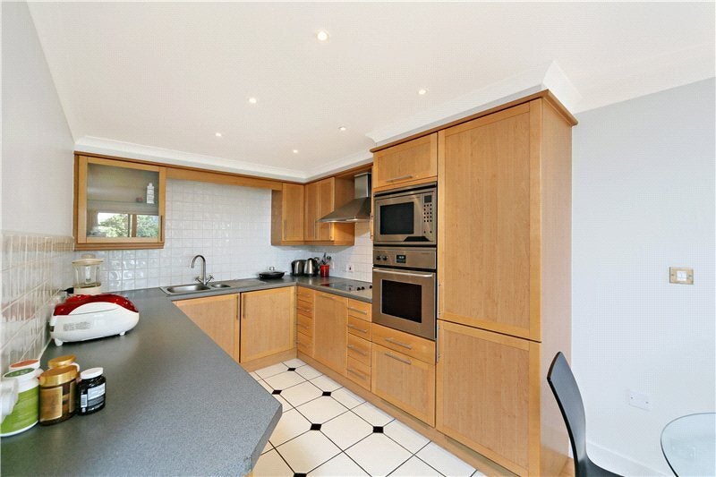 Flat Chiswick High Road in Greater London