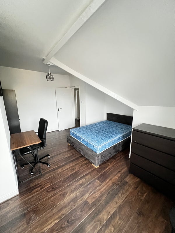 Room Elmore Road in Sheffield