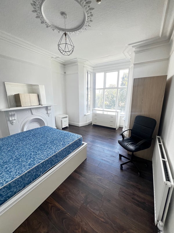 Room Elmore Road in Sheffield