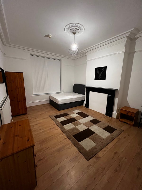 Room Elmore Road in Sheffield