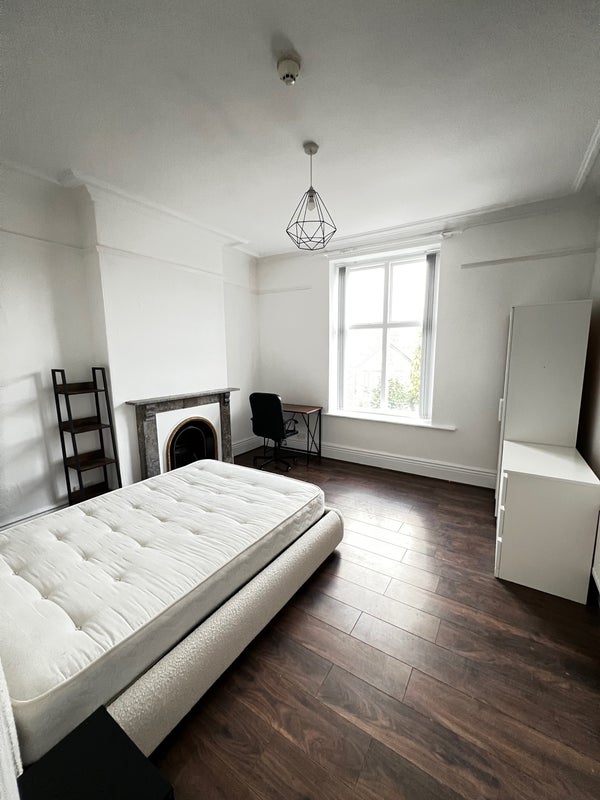 Room Elmore Road in Sheffield