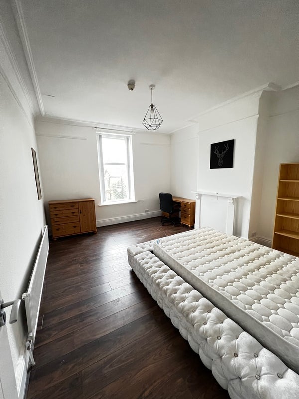 Room Elmore Road in Sheffield