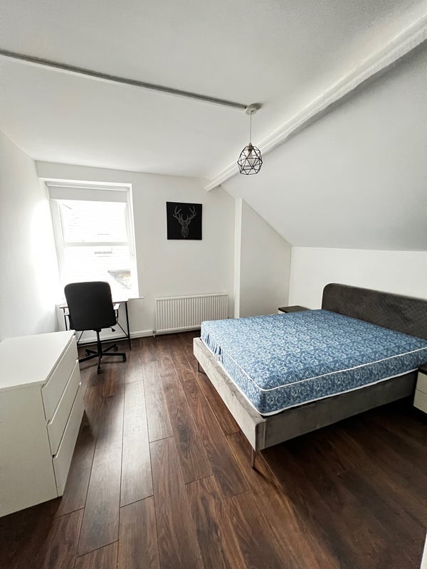 Room Elmore Road in Sheffield