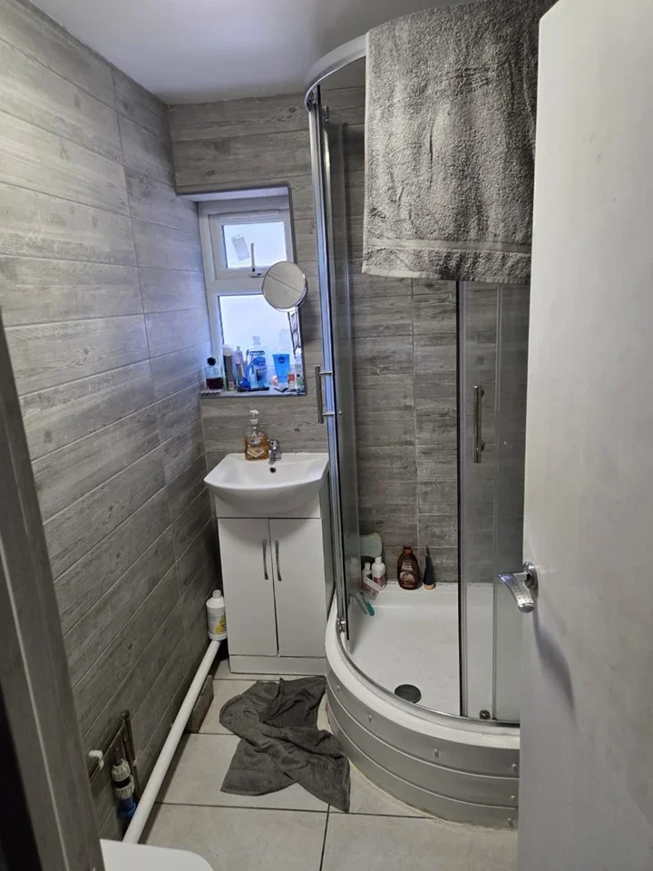 Room Durants Road in Greater London